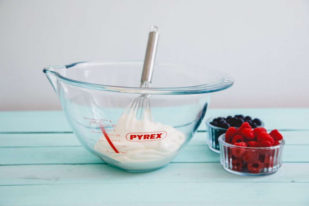pyrex Pyrex bowl made of thick-walled borosilicate glass with wide spout & handle JETZT KAUFEN