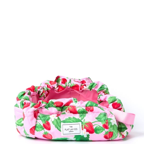 The Flat Lay Co. Drawstring Makeup Bag - Summer Strawberries Discount Store für neue Produkte