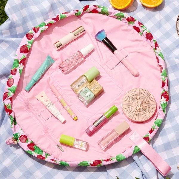 The Flat Lay Co. Drawstring Makeup Bag - Summer Strawberries Discount Store für neue Produkte